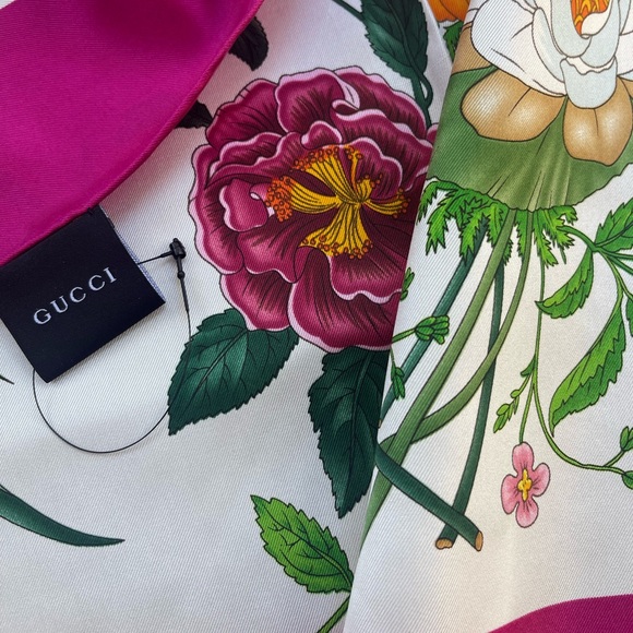 Display Gucci Scarf Flora Print Multicolor Pink Border Silk Wrap - Picture 8 of 14